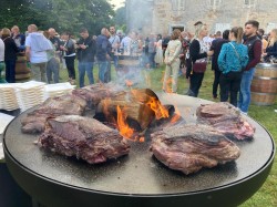 Cuire une piece de boeuf au brasero
